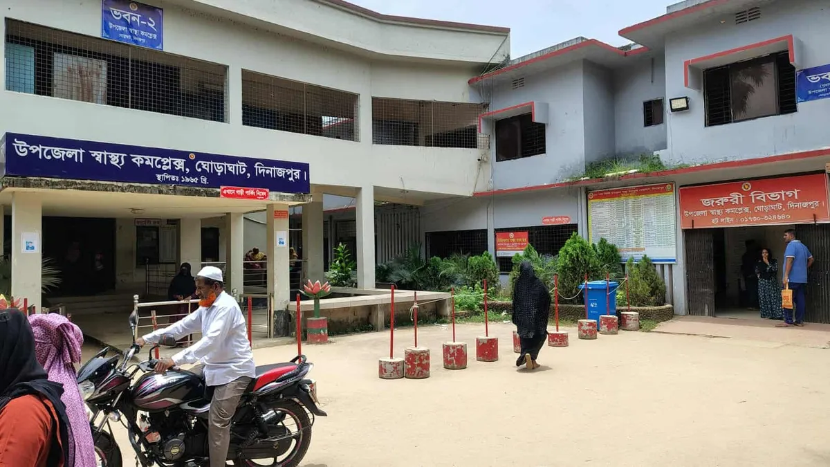 ঘোড়াঘাটে ছোবল দেয়া গোখরা সাপ হাতে নিয়ে হাসপাতালে স্বজনরা