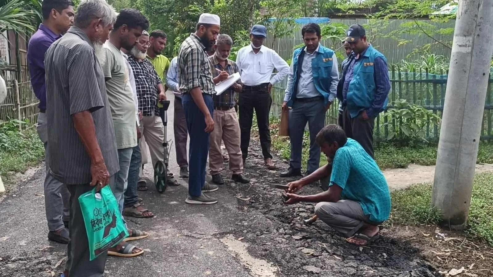 হিলিতে সড়ক সংস্কারের অনিয়ম তদন্তে দুদক